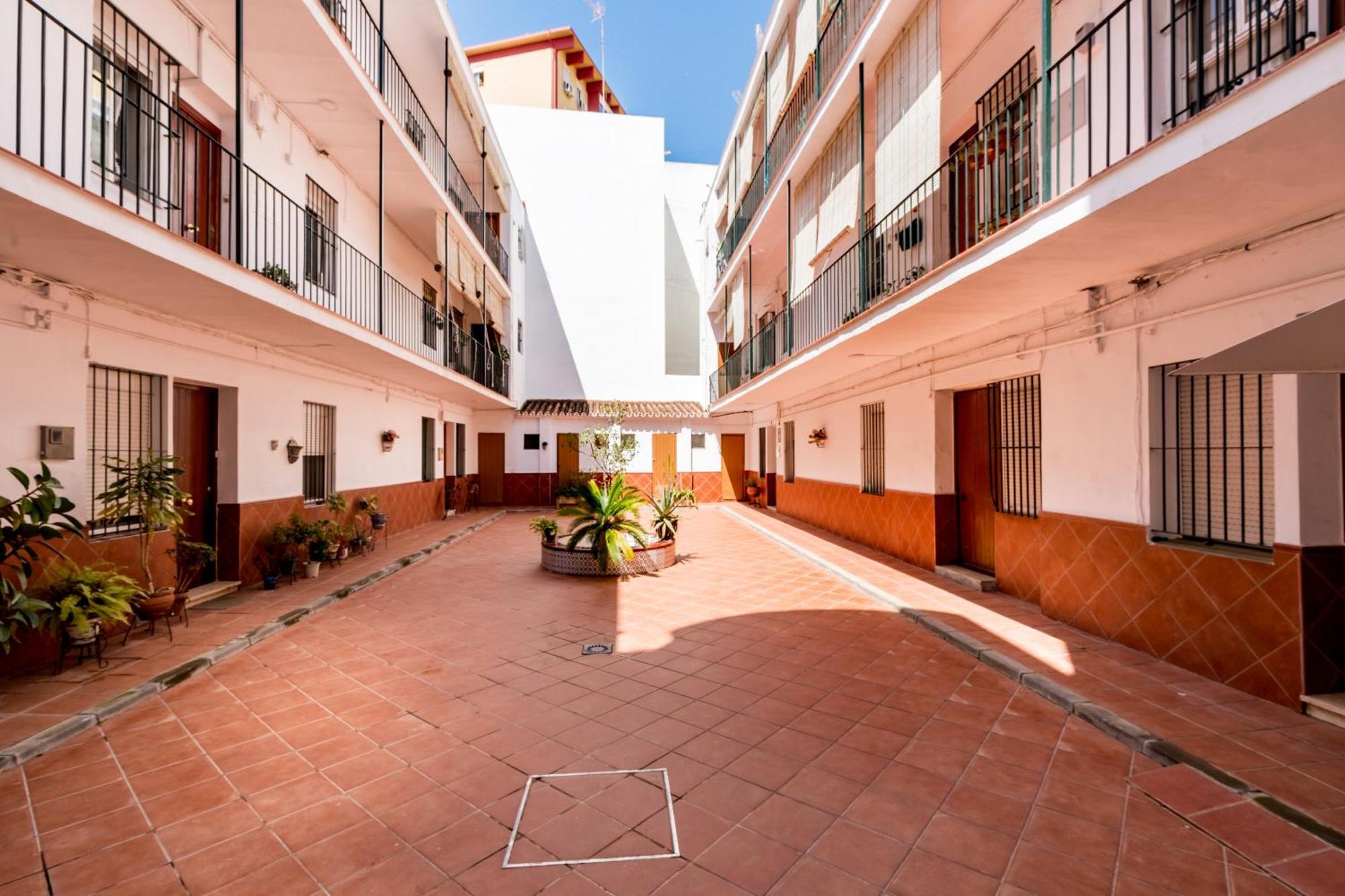 Holi-Rent Salado Apartment Sevilla Bagian luar foto