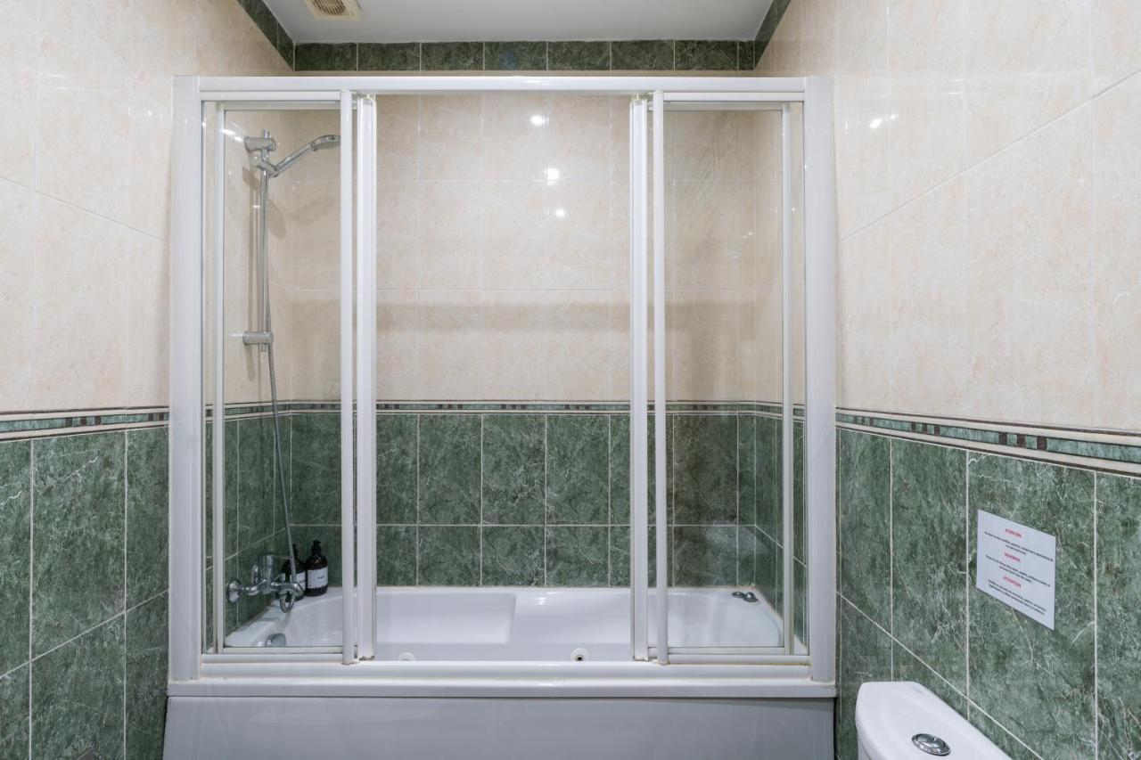 Holi-Rent Salado Apartment Sevilla Bagian luar foto