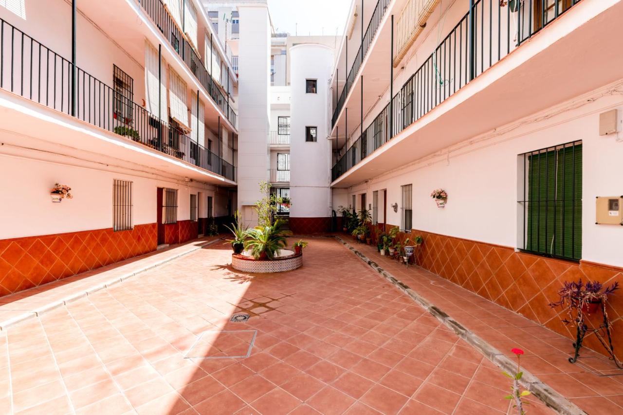 Holi-Rent Salado Apartment Sevilla Bagian luar foto
