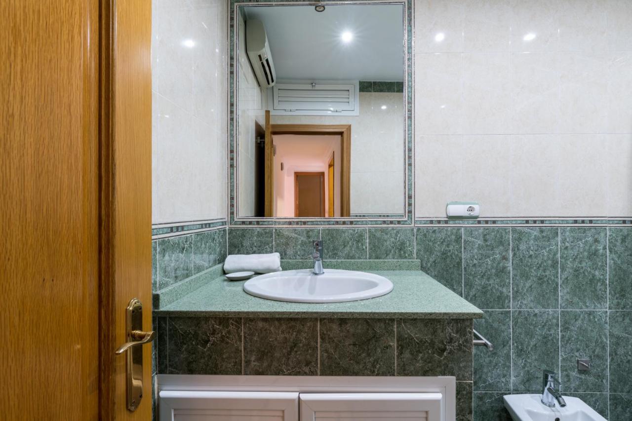 Holi-Rent Salado Apartment Sevilla Bagian luar foto