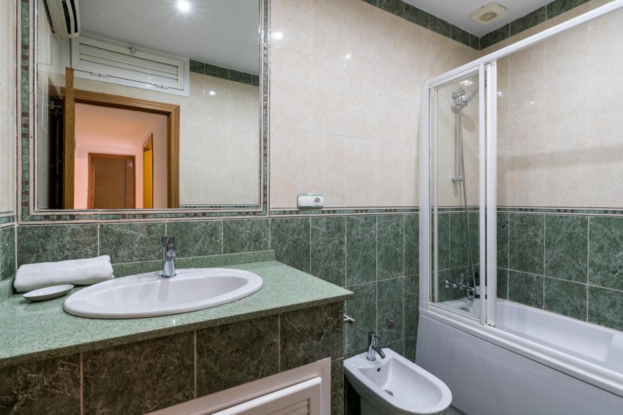 Holi-Rent Salado Apartment Sevilla Bagian luar foto