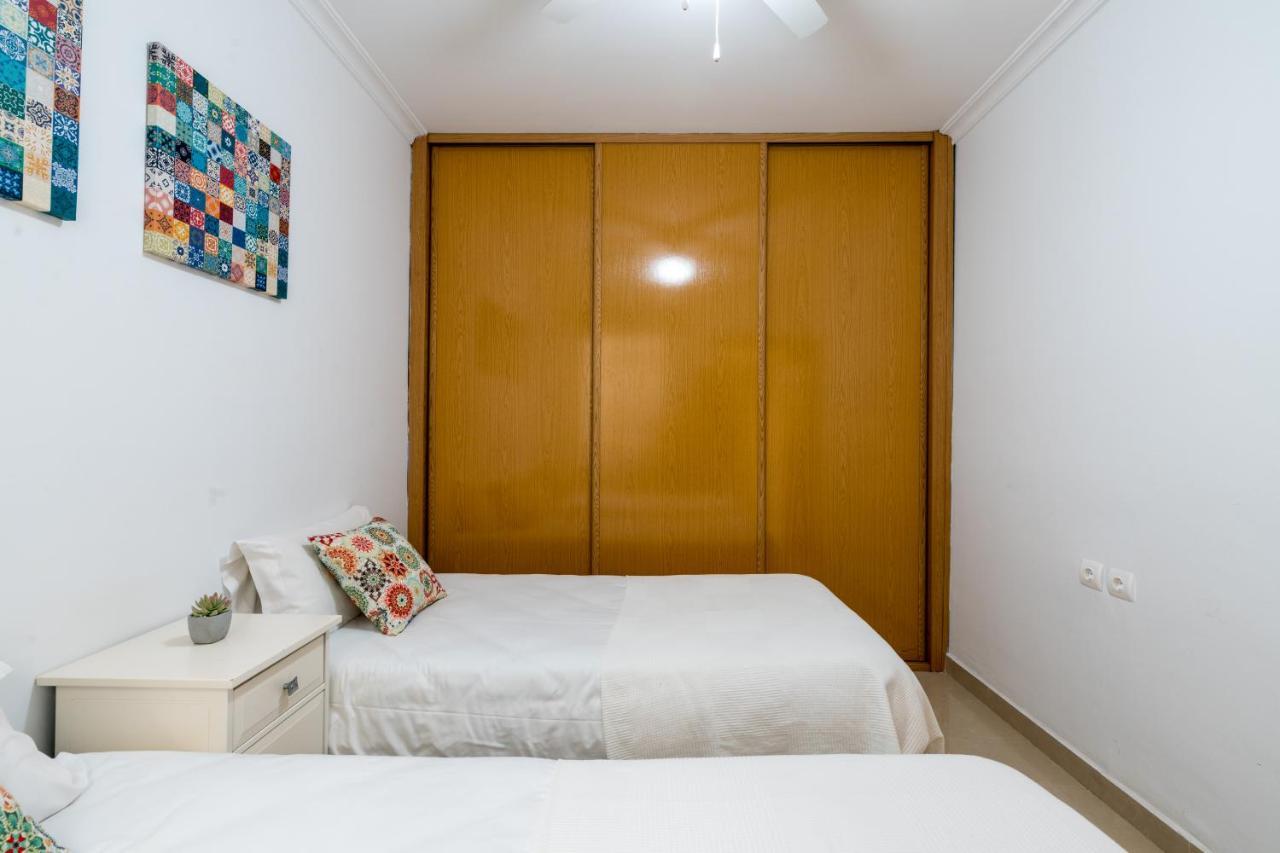 Holi-Rent Salado Apartment Sevilla Bagian luar foto